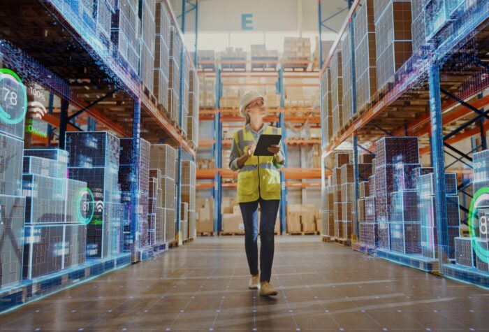 imagem de Supply Chain: mulher caminhado pelo corredor do estoque